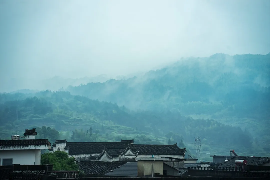 重庆茂淼广告设计：平面设计中色彩搭配对海报视觉影响力的技术解析