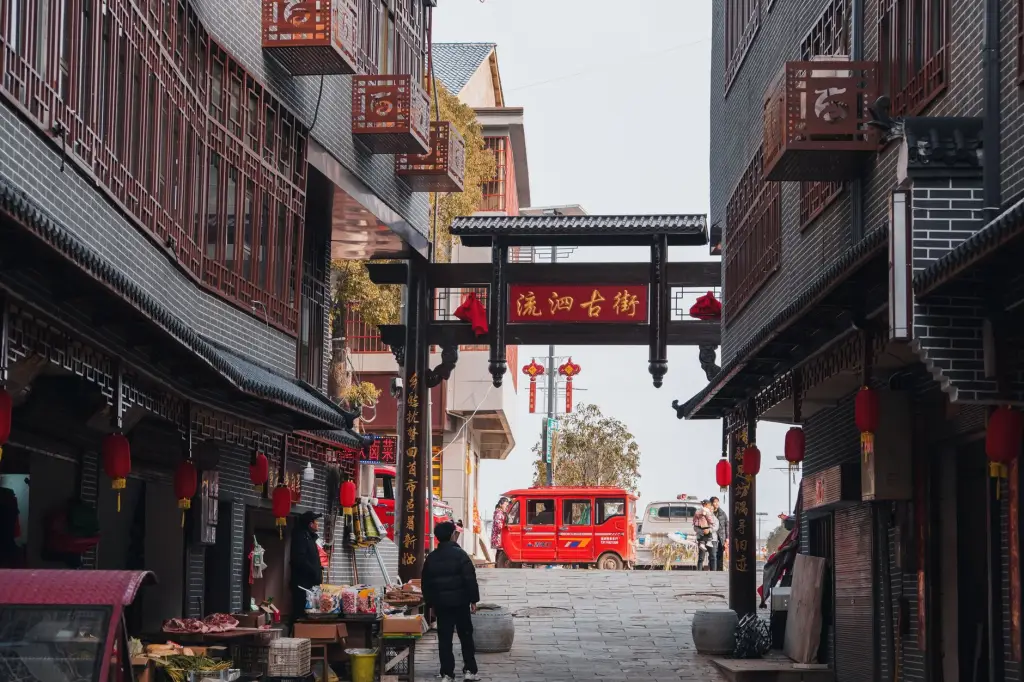 重庆茂淼广告设计：商业平面设计中海报与折页设计的技术要点对比分析