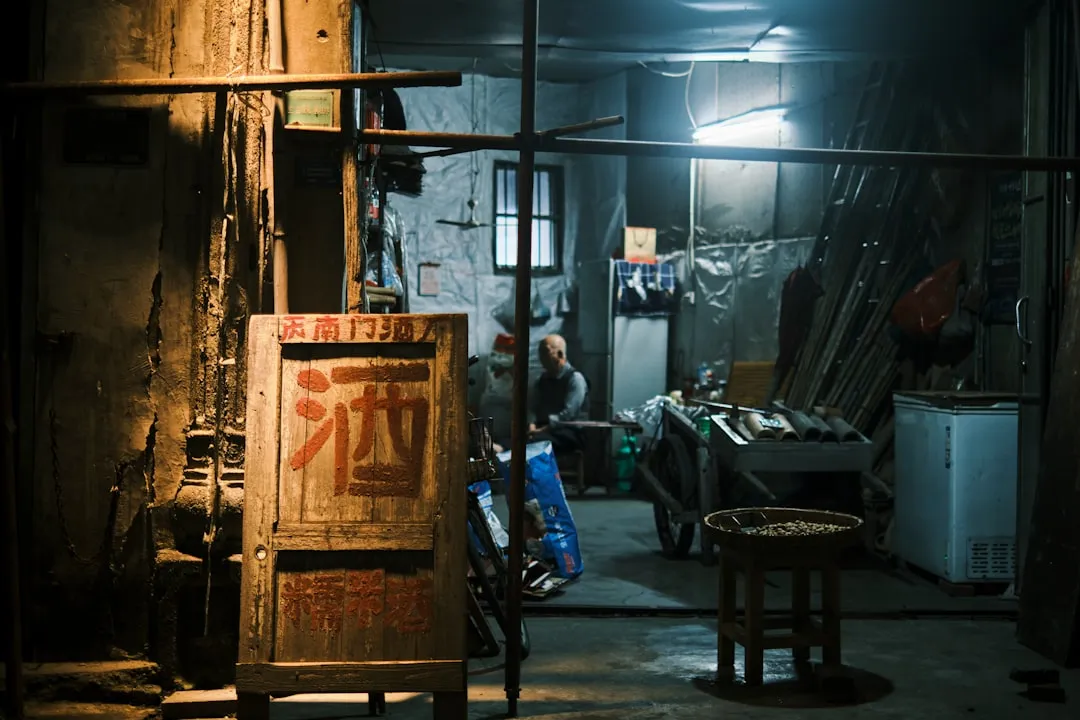 平面设计中的海报设计要点：如何通过视觉层次提升品牌信息传达效果